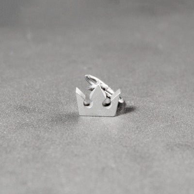 Sora's crown as an earring, perfectly recreated with faithful proportions. Although it is immediately reminiscent of Sora, the crown is a seemingly simple, minimalist and timeless piece to wear. Entirely handcrafted from grade 5 titanium.