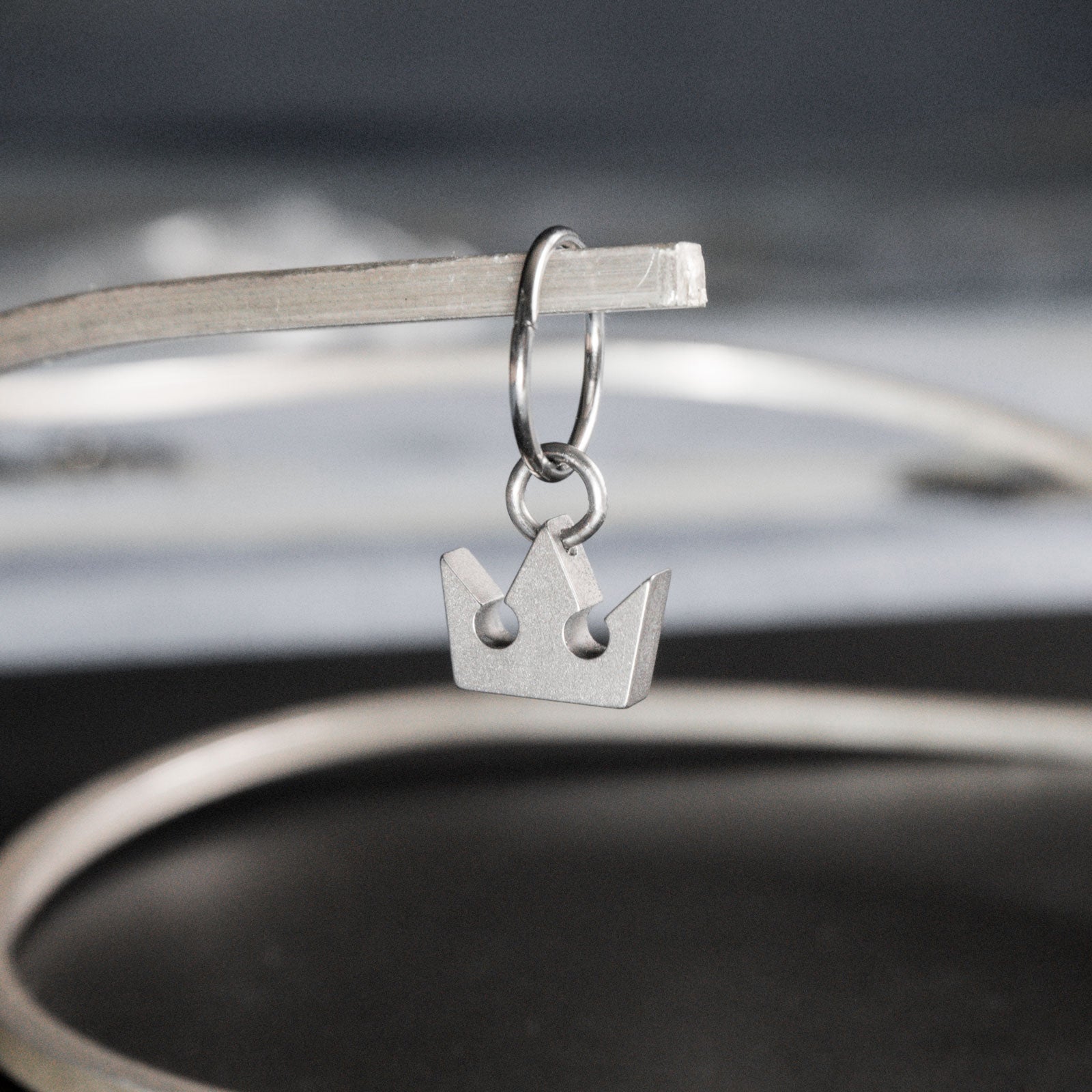 Sora's crown as an earring, perfectly recreated with faithful proportions. Although it is immediately reminiscent of Sora, the crown is a seemingly simple, minimalist and timeless piece to wear. Entirely handcrafted from grade 5 titanium.