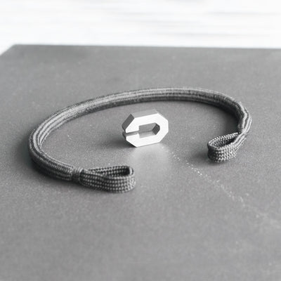 The Gordias bracelet in titanium stands for simplicity, purity and a seamless appearance. Taking its name from the Gordian knot, the rope feels as though it is impossible to remove from the clasp. Yet the opening mechanism is actually very simple and extremely secure, thanks to the precise proportions of the opening.